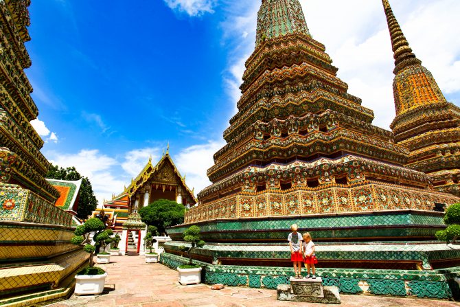Thailand met kinderen Kleurrijke tempel in Bangkok met kinderen
